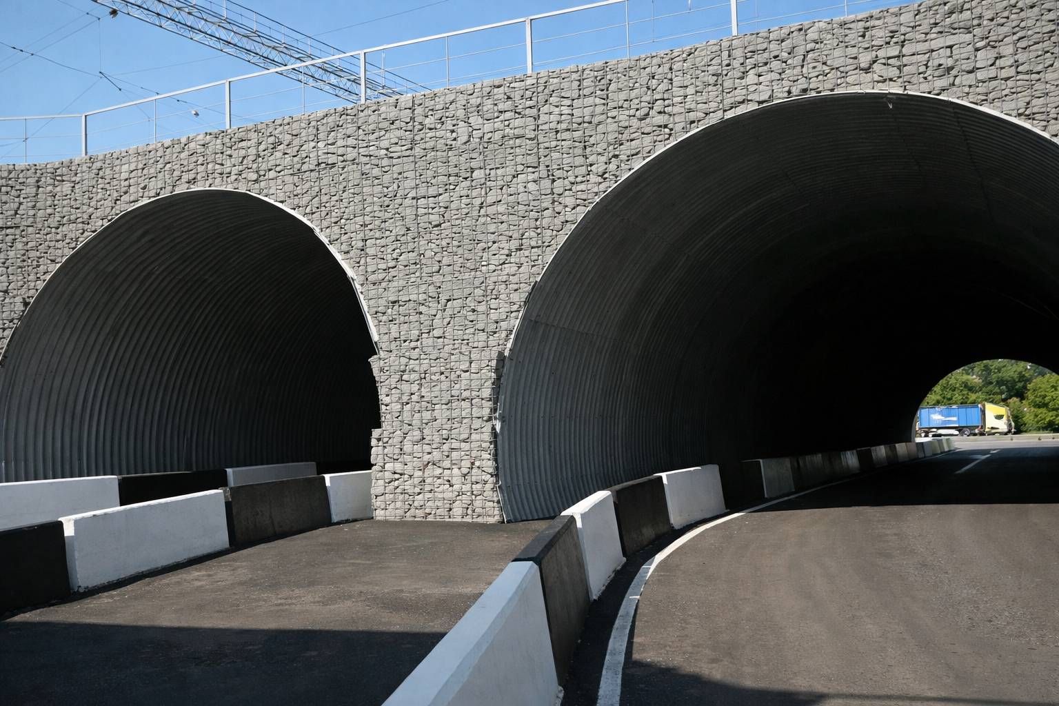 Арочная металлическая оболочка для большого сооружения